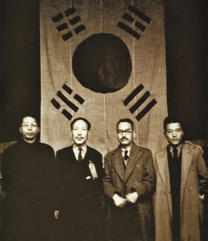 중경에서 열린 1941년 3·1절 기념식에 참석한 김원봉(오른쪽 끝)이 김구·조소앙·신익희(왼쪽부터) 등 임정 요인들과 자리를 함께했다