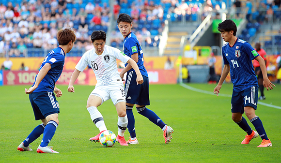 4일 오후(현지시간) 폴란드 루블린 경기장에서 열린 2019 국제축구연맹(FIFA) 20세 이하(U-20) 월드컵 16강 한·일전에서 이강인이 공을 다루고 있다./ 연합뉴스
