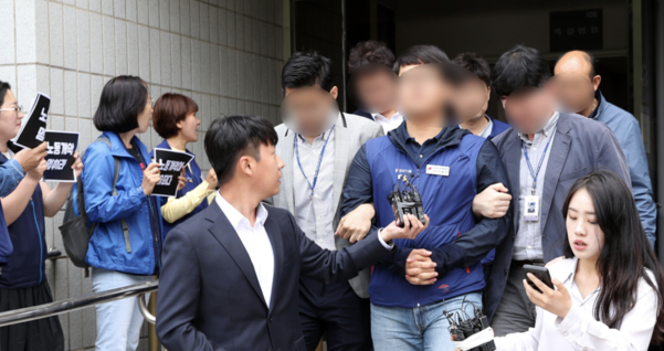 경찰관을 폭행한 혐의 등을 받는 민노총 간부 6명이 지난달 30일 서울남부지법에서 영장실질심사를 받은 뒤 법원을 나서고 있다. /뉴시스