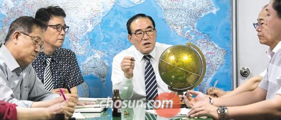 2019년 서울 광진구 드림플라이 사무실. 드림플라이협동조합 이상용(가운데) 대표가 직원들과 회의하고 있다.
