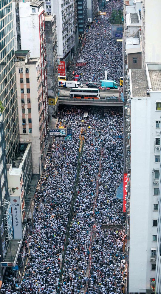 '中에 범죄인 인도 안돼'… 홍콩 100만명 시위