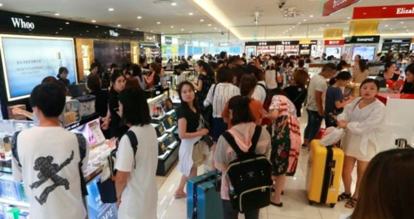 제주도 신라면세점에서 중국인들이 쇼핑하고 있다. /조선일보DB