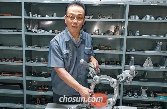 4일 부산 사상구 세명전기공업 본사에서 권철현 대표가 송전탑에 들어가는 송전용 금구류의 용도를 설명하고 있다.