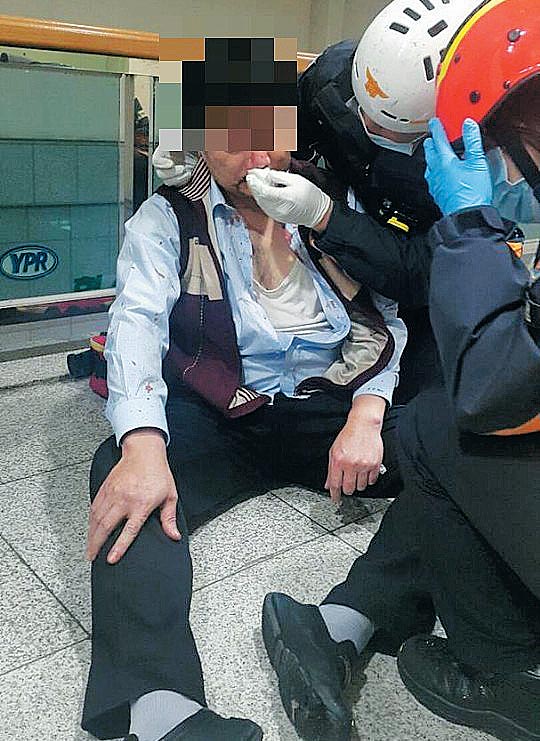 지난해 11월 22일 충남 아산시 유성기업 본관 2층에서 민노총 금속노조 조합원들에게 집단으로 폭행당한 상무 김모(50)씨가 구급대원들에게 응급 치료를 받고 있다.