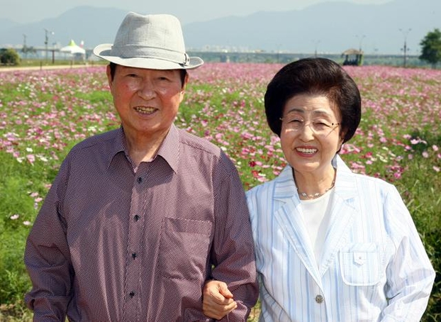 2008년 9월 18일 경기도 구리 한강 둔치에 만개한 코스모스 단지를 둘러본 뒤 기념 촬영을 한 김대중 전 대통령과 이희호 여사. /연합뉴스
