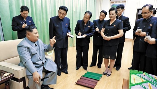   2019년 6월 1일 조선중앙TV가 김정은 북한 국무위원장이 당간부들에게 청소년 교육 시설 운영에 불만을 드러내며 질책하고 있는 모습. /조선중앙TV