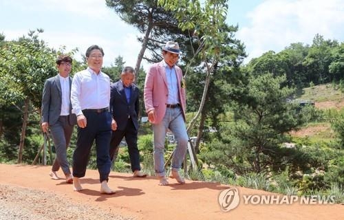 당진 삼선산수목원에 황톳길이 조성됐다. /연합뉴스