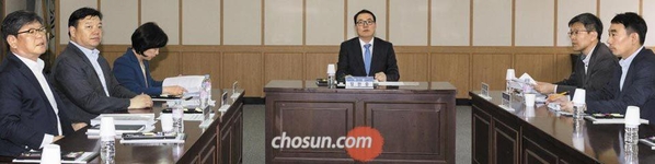 정한중(가운데) 검찰 과거사위원회 위원장 대행이 지난달 20일 오후 경기 과천시 정부과천청사에서 열린 회의에서 발언하고 있다./김지호 기자
