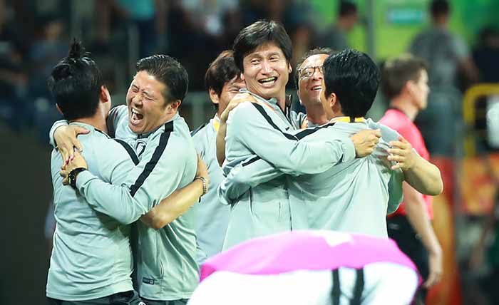폴란드 루블린 경기장에서 열린 2019 국제축구연맹(FIFA) 20세 이하(U-20) 월드컵 4강전 한국과 에콰도르의 경기가 1-0 한국의 승리로 끝나며 결승 진출이 확정된 뒤 U-20 대표팀 정정용 감독, 인창수 코치 등 코칭스태프들이 포옹하며 승리를 기뻐하고 있다. 루블린[폴란드]=연합뉴스