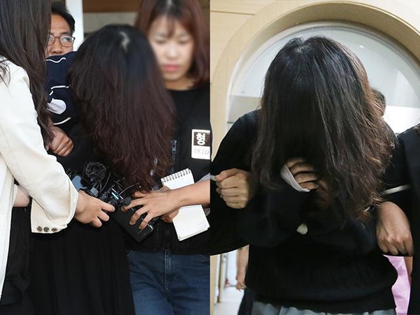 12일 오전 ‘제주 전 남편 살인사건’의 피의자 고유정이 제주동부경찰서 밖으로 나와 검찰에 송치되고 있다(왼쪽 사진). 지난 6일 진술녹화실에서 나와 유치장으로 이동하는 과정에서 얼굴을 숨기려 길게 머리를 늘어뜨린 고유정의 모습과 동일하다(오른쪽 사진). /연합뉴스