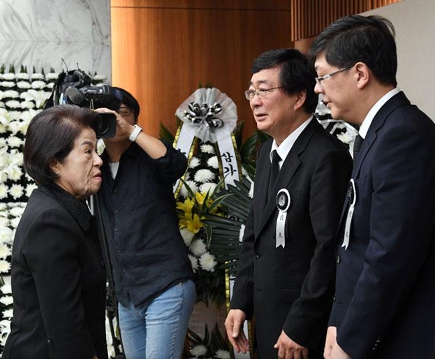이순자 여사가 12일 이희호 여사의 빈소를 조문한 뒤 김대중 전 대통령의 차남 김홍업(오른쪽 두 번째) 전 의원, 삼남 김홍걸(오른쪽 첫 번째) 민족화해협력범국민협의회 대표 상임의장과 인사를 하고 있다. /연합뉴스