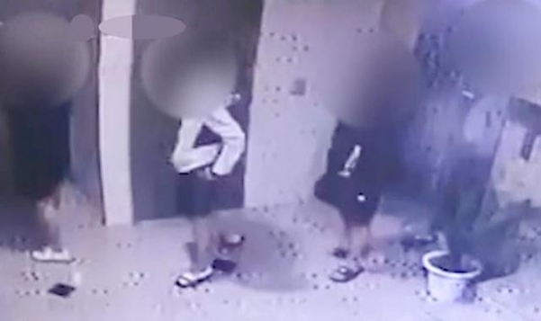 지난 9일 새벽 직업학교 동급생인 친구를 때려 숨지게 한 10대 4명이 사건이 발생한 광주 북구의 한 원룸 앞을 서성이는 모습. /뉴시스
