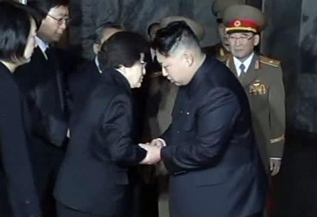 2011년 12월 김정일 사망 당시 이희호 여사가 방북해 조문하고 상주였던 김정은을 만났다. /AP 뉴시스