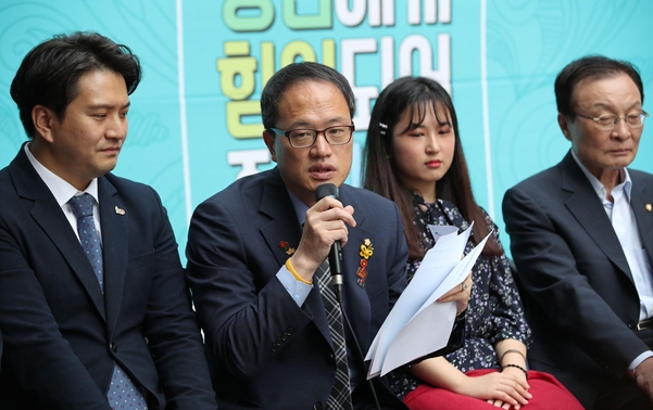 더불어민주당 박주민 의원(왼쪽 두번째)이 지난달 17일 오전 서울 구로구 개봉동 청년 주택에서 열린 청년 주거불안 해소를 위한 현장 최고위원회의에서 발언하고 있다./연합뉴스