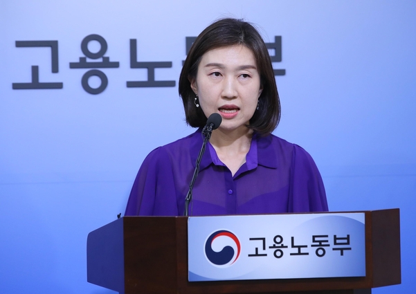 조정숙 고용노동부 일자리안정자금지원 추진단 팀장이 12일 세종시 정부세종청사 고용노동부에서 부정수급 감시를 강화하는 일자리안정자금 제도 개편 방안을 설명하고 있다. / 연합뉴스