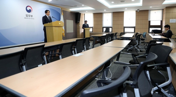 박상기 법무부 장관이 12일 정부과천청사에서 법조기자들이 참석하지 않은 가운데 과거사 진상 조사 활동 종료 언론 브리핑을 하고 있다. 법조기자들은 박 장관이 브리핑에서 질문을 받지 않는다는 것에 항의하며 브리핑을 보이콧했다./연합뉴스