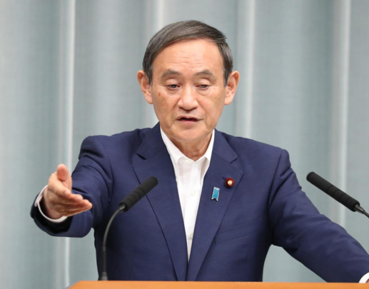   스가 요시히데 일본 관방장관이 2019년 6월 12일 정례 브리핑을 하고 있다. /산케이