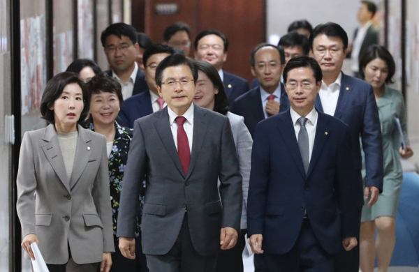 자유한국당 황교안 대표와 나경원 원내대표가 10일 국회에서 열린 최고위원회의에 들어서고 있다./연합뉴스