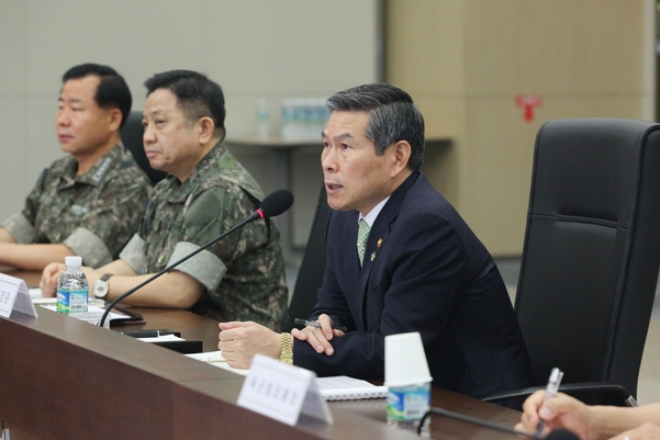정경두 국방부장관이 12일 합참 대회의실에서 진행된 2019-1차 전작권 전환 추진평가회의에서 모두발언을 하고 있다./국방부 제공