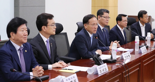 12일 오전 국회 의원회관에서 열린 더불어민주당 국회 외교통일위원회 위원들과의 당정협의에서 이수혁 의원(왼쪽 세번째)이 발언하고 있다. /연합뉴스