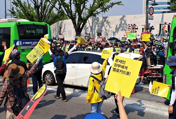 12일 오후 광화문광장 앞에서 행진하던 전교조 교사들이 전국학부모단체연합 회원들과 설전을 벌이고 있다. /김우영 기자