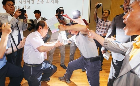 11일 '금강수계 공주보 처리 관련 시민대토론회'에서 벌어진 몸싸움. /연합뉴스