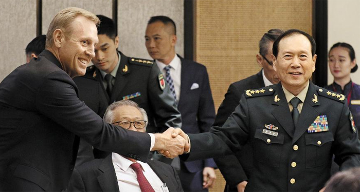 패트릭 섀너핸(왼쪽) 미 국방장관 대행이 1일 싱가포르에서 웨이펑허 국방부장과 악수하고 있다. 