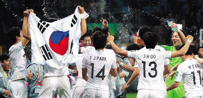 한국 선수들이 12일 U-20 월드컵 4강전에서 에콰도르를 1대0으로 이기고 나서 서로 물을 뿌리며 기쁨을 나누고 있다. 이들은 ‘정신력’과 ‘투혼’으로 부족한 기량을 만회하던 선배들과 다르다. 선진 축구의 흐름에 발맞추며 누구와 싸우더라도 경기를 즐긴다.