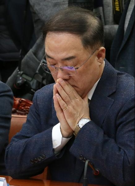 국회 기획재정위원회에 출석해 생각에 빠져있는 홍남기 경제부총리 겸 기획재정부 장관. /조선DB.