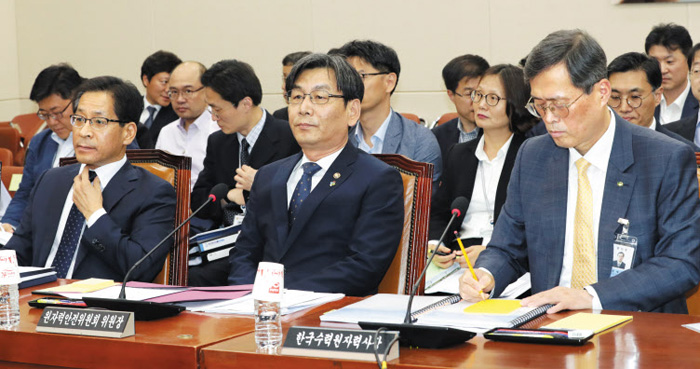 국회 출석한 엄재식 원안위원장과 한수원 사장·원자력안전기술원장 엄재식(가운데) 원자력안전위원장이 지난 11일 열린 국회 과학기술정보방송통신위원회 전체회의에서 현안보고를 위해 앉아 있다. 왼쪽부터 손재영 한국원자력안전기술원장, 엄 위원장, 정재훈 한국수력원자력 사장.
