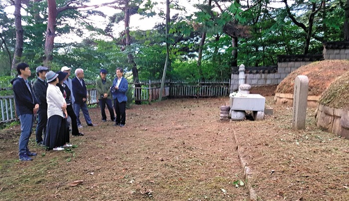 경남 밀양의 독립운동가로 의열단 고문이던 백민 황상규의 묘소. 안경환 전 서울대 교수가 참배객들 앞에서 설명하고 있다. 김두규 제공