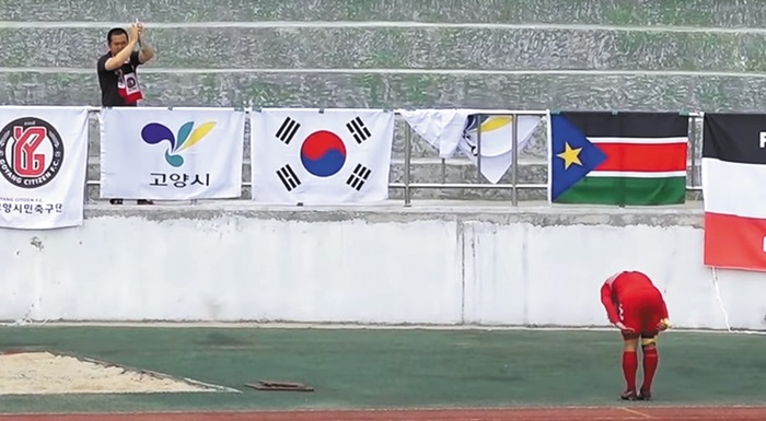 지난달 18일 강원도 평창종합운동장에서 열린 고양시민축구단과 평창 FC 경기에서 역전골을 넣은 안명환 선수가 라대관 서포터스에게 90도 인사 세리머니를 하고 있다. 유튜브 캡처