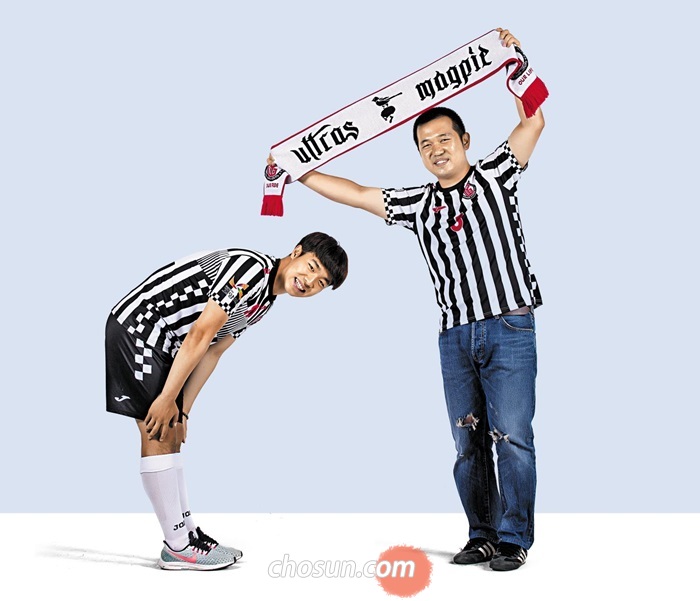 응원해주는 단 한 명의 팬과 그에 대한 고마움을 90도 인사로 표현하는 선수. 화제가 된 그 세리머니를 조선일보 스튜디오에서 재연했다. 라씨가 들고 있는 머플러 속 글자 ‘울트라스 맥파이(ultras magpie·축구 극성팬+고양시 상징인 까치)’는 고양시민축구단 서포터스 이름이다. 이신영 영상미디어 기자