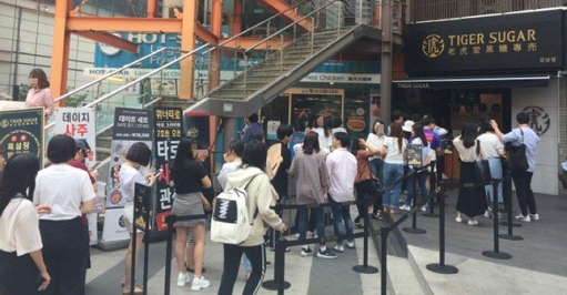 14일 오후 12시 30분 강남역 인근 ‘타이거 슈가’의 흑당버블티를 먹기위해 줄을 선 사람들. /심영주 기자