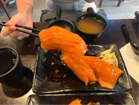 ‘삼미식당’의 대표 메뉴인 ‘대왕 연어초밥’. /심영주 인턴기자