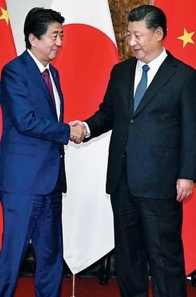 아베 신조(왼쪽) 일본 총리와 시진핑 중국 국가주석이 2018년 10월 26일 정상회담 전 베이징 국빈관에서 악수하고 있다. /교도 연합뉴스