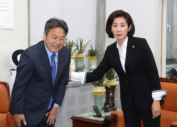 자유한국당 나경원 원내대표(오른쪽)가 14일 오후 국회에서 방문한 강기정 청와대 정무수석과 대화를 마친 뒤 배웅하고 있다./연합뉴스