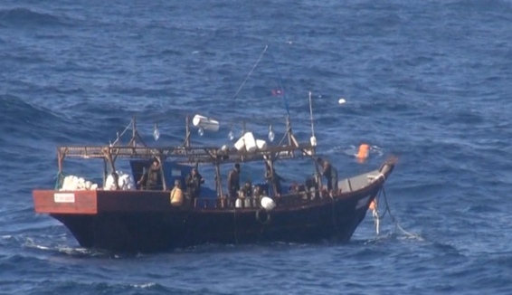  일본 해상보안청은 2019년 6월 14일 자국 배타적 경제수역(EEZ)에서 불법으로 조업을 하고 있는 북한 어선의 모습을 담은 사진과 영상을 공개했다. 사진은 불법 조업 중인 북한 어선. /일본 해상보안청