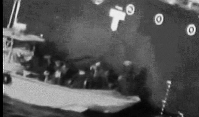 13일 공격당한 유조선 '고쿠카 코레이저스'호에 경비정 한 척이 접근한 모습.