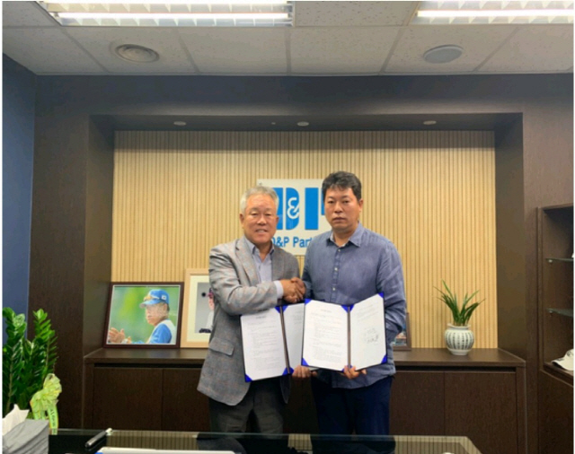 양승호 전 감독과 대한클럽야구연맹 진준석 사무국장이 MOU를 맺고 있다. 사진 제공=디앤피파트너
