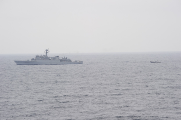 합동참모본부는 지난 11일 오후 1시 15분께 해군 함정이 동해 해상에서 기관고장으로 표류 중이던 북한어선 1척(6명 탑승)을 구조해 북측에 인계했다고 밝혔다. 사진의 오른쪽이 해군에 구조된 북한어선./합동참모본부