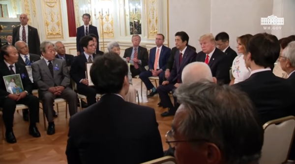  도널드 트럼프 미국 대통령이 일본을 국빈 방문한 2019년 5월 27일 부인 멜라니아 여사, 아베 신조 일본 총리와 함께 도쿄 영빈관에서 북한에 의한 일본인 납치 피해자들의 가족들을 만나고 있다. /백악관
