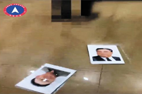 자유조선이 지난 3월 20일 홈페이지에 ‘조국 땅에서’라는 제목으로 올린 동영상에서 김일성·김정일 초상화 액자가 바닥에 던져져 있는 장면. 