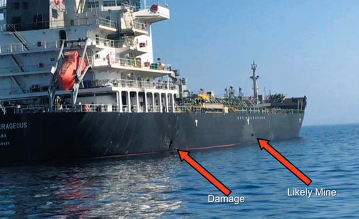 지난 13일 호르무즈해협 인근 오만해에서 공격을 받은 일본 해운사 고쿠카산교 소속 유조선 고쿠카 코레이저스호. 미 중부사령부는 13일 피격으로 파괴된 부분(왼쪽)과 기뢰로 추정되는 물체(오른쪽)를 화살표로 적시한 사진을 공개했다. 하지만 일본 해운사 고쿠카산교는 14일 “포탄으로 보이는 물체가 공중에서 배 우현 기관실로 날아왔다”면서 기뢰 공격이라는 미국의 주장을 반박했다.