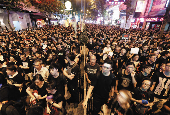 홍콩 시민들이 16일 저녁 ‘범죄인 인도 법안’의 철회를 요구하며 행진하고 있다.