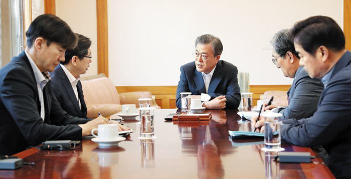문재인 대통령이 17일 청와대 관저에서 박상기 법무부 장관으로부터 윤석열 신임 검찰총장 후보자 임명 제청에 관한 보고를 받고 있다. 왼쪽부터 조국 민정수석, 박 장관, 문 대통령, 노영민 비서실장, 조한기 제1부속비서관.