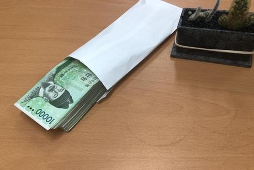A씨가 낸 기탁금이 든 봉투. /제천시 제공