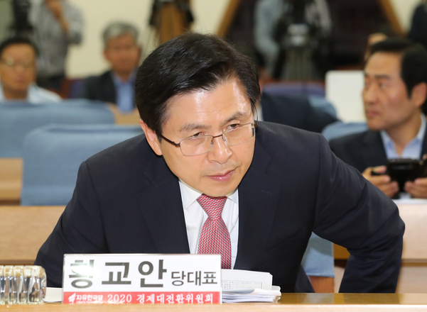 자유한국당 황교안 대표가 18일 오전 국회 의원회관에서 열린 '2020 경제대전환 어떻게 할 것인가' 토론회에서 자리에 앉고 있다./연합뉴스