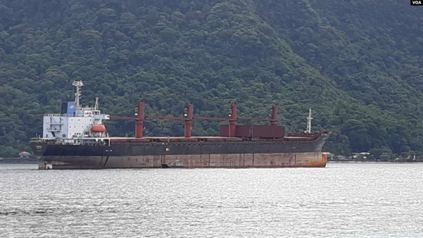 대북 제재 위반 혐의로 미국 정부가 압류한 북한 화물선 와이즈 어네스트호가 지난주 미국령 사모아 수도 파고파고항에서 1km쯤 떨어진 해상에 정박해 있다./VOA 제공