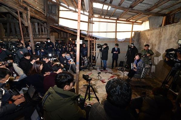 무소속 손혜원 의원이 지난 1월 23일 목포 '근대역사문화공간' 현장에서 기자회견을 열어 부동산 투기 의혹을 해명하고 있다. /연합뉴스